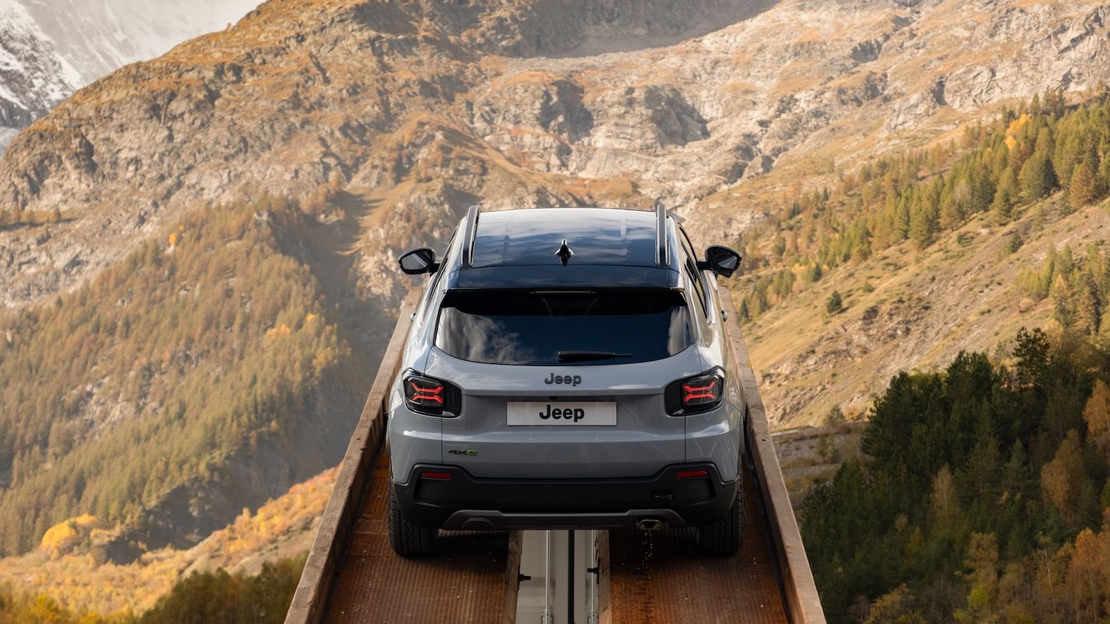 Jeep Avenger 4xe: τετρακίνηση από €29.990 και 3 εκδόσεις στη γκάμα